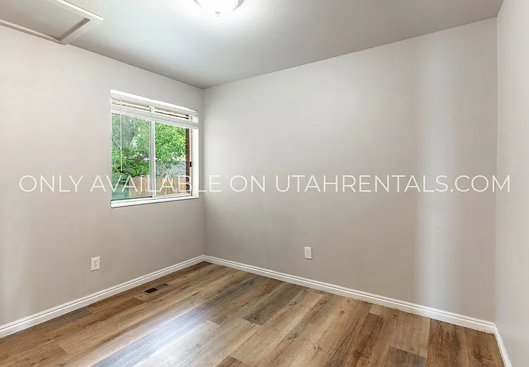 139 N Center St — Photo 12