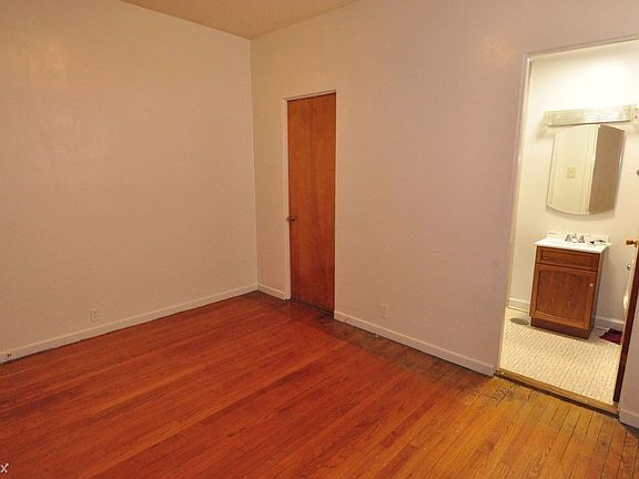 Bedroom W/ Ensuite Bath