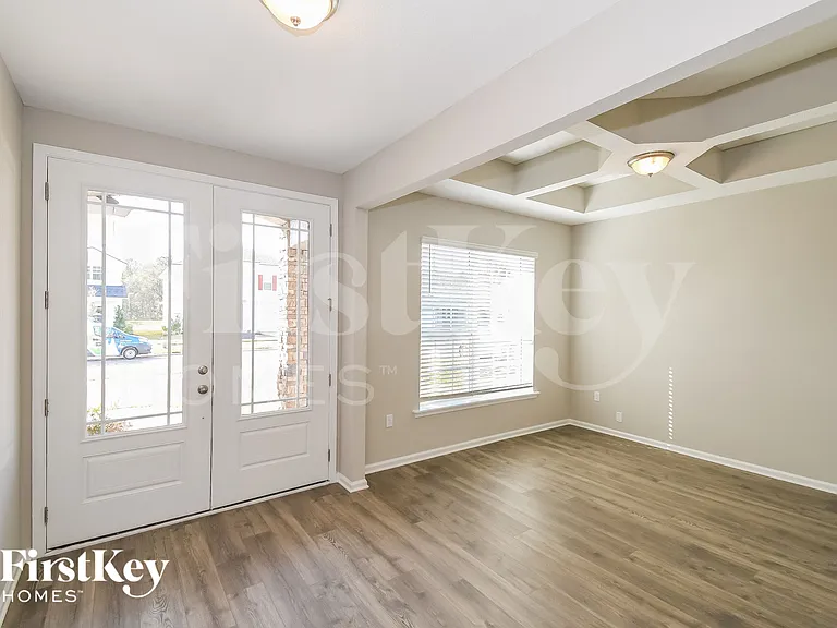 2721 Copperwood Ave — Photo 3
