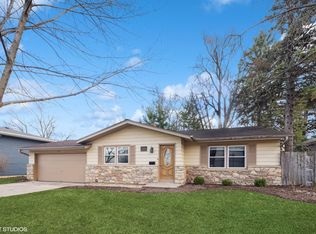 124 Walnut Dr, St Charles, IL 60174