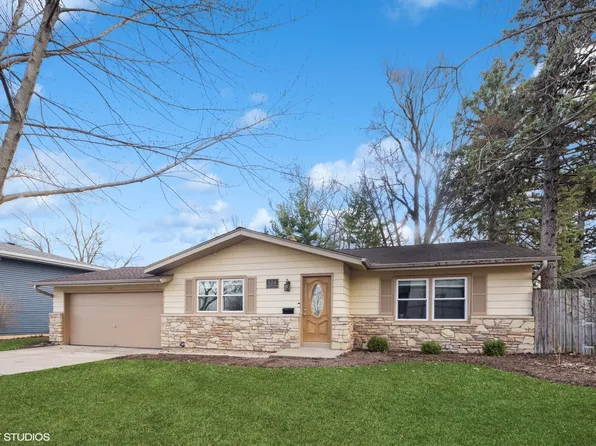 124 Walnut Dr, St Charles, IL 60174