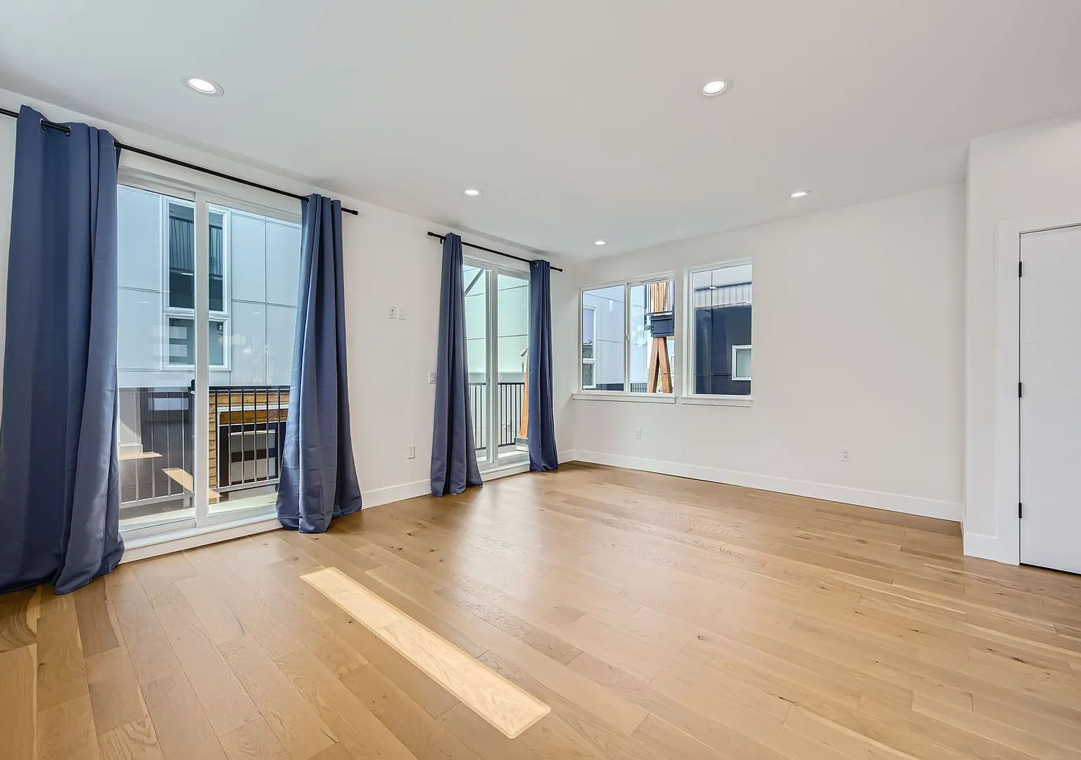Immaculate 3 Bed 2.25 Bath Newer Construction Seattle Home W/ Roof-Top Deck! — Photo 3