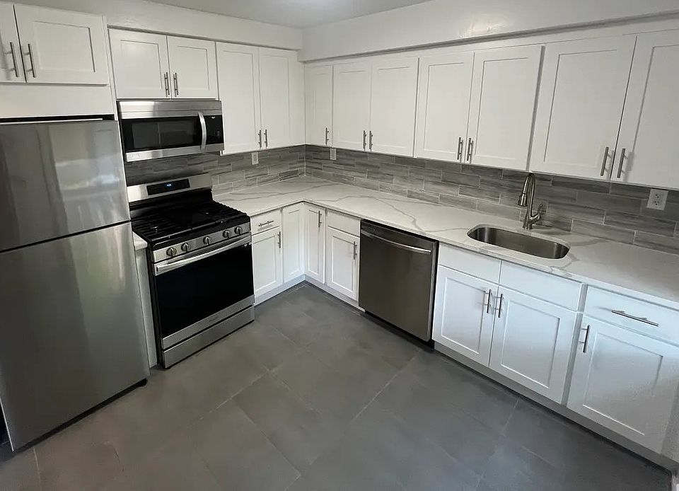 1st image of 943 E 101st St Floor 1