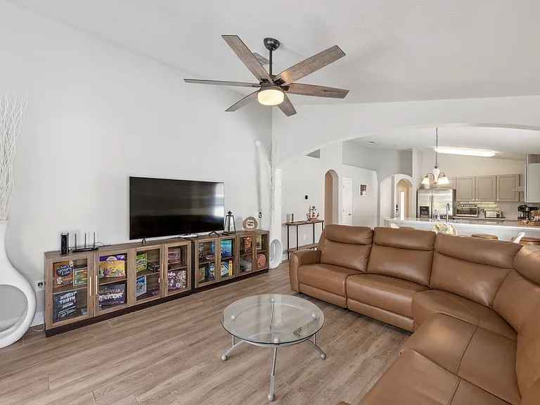 639 Kensington Dr — Photo 13