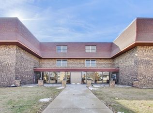 475 Shenstone Rd APT 104, Riverside, IL 60546
