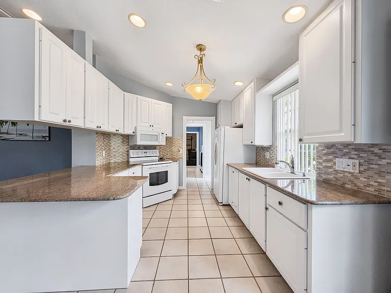 5712 Drummond Way — Photo 3