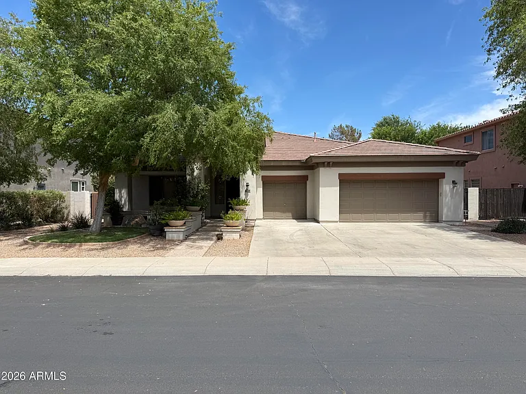 101 S Presidio Dr — Photo 2