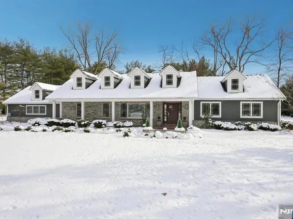 320 Longbow Dr, Franklin Lakes, NJ 07417