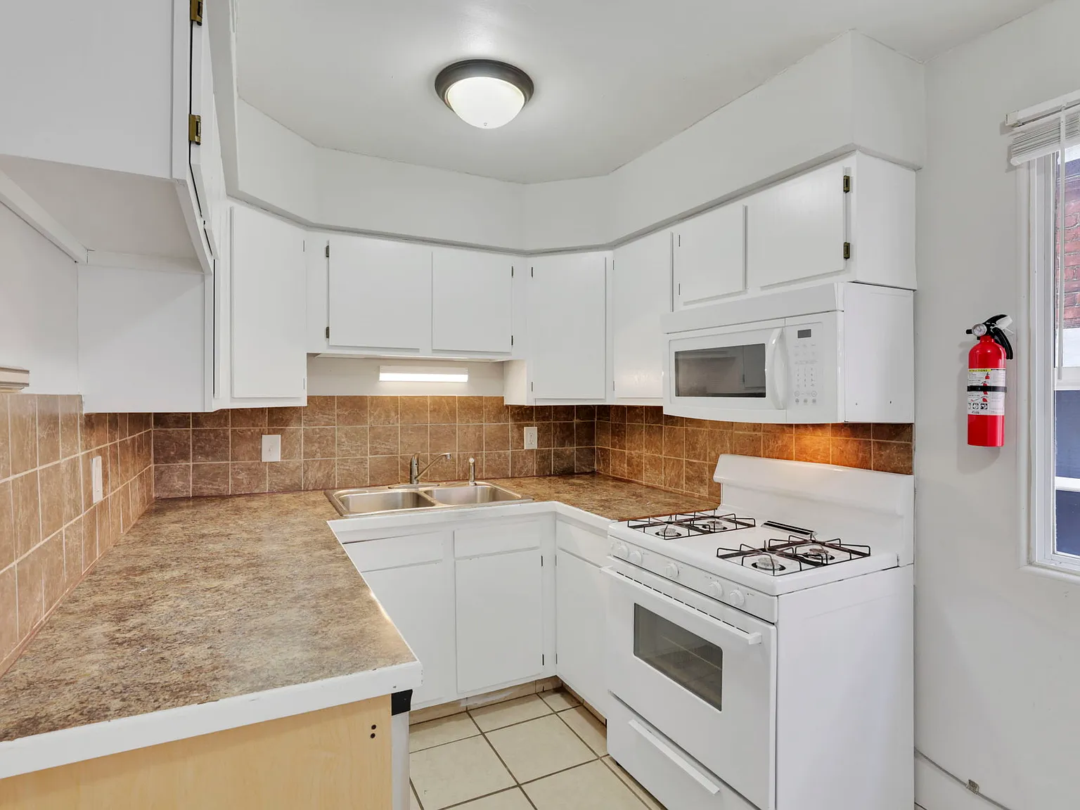 2 bed, 950 sqft, $1,400 — Photo 4