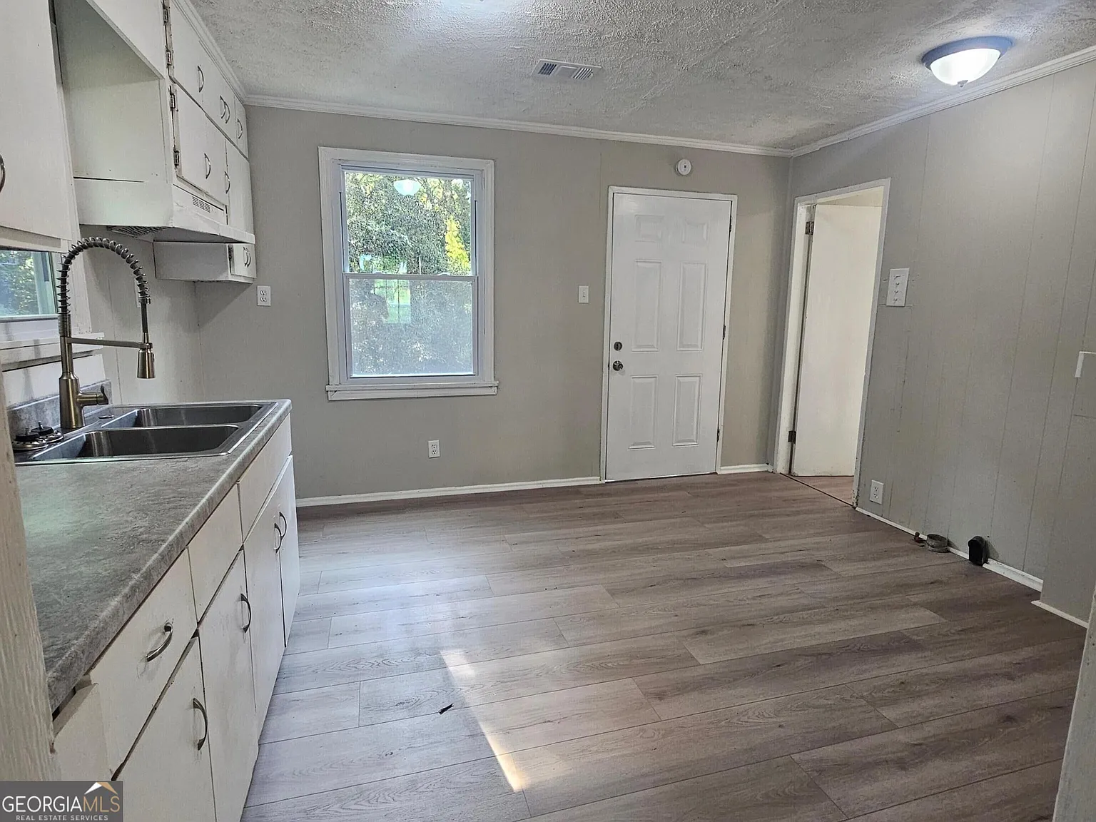 3 bed, 1.0 bath, 1025 sqft, $1,224 — Photo 4