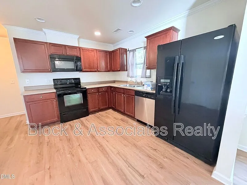 3 bed, 3.0 bath, 1989 sqft, $1,989 — Photo 4