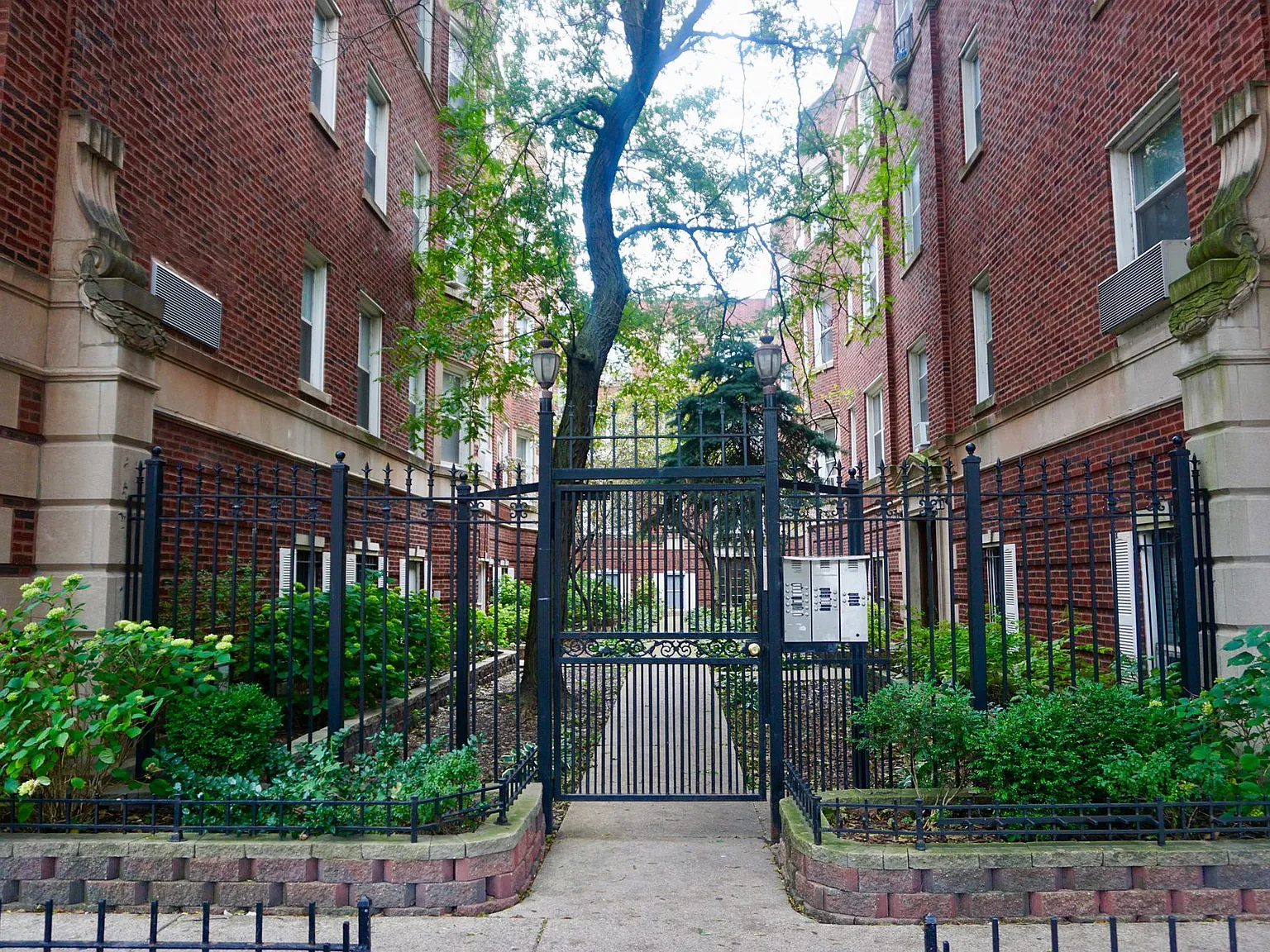 Kenmore Courts — Photo 1