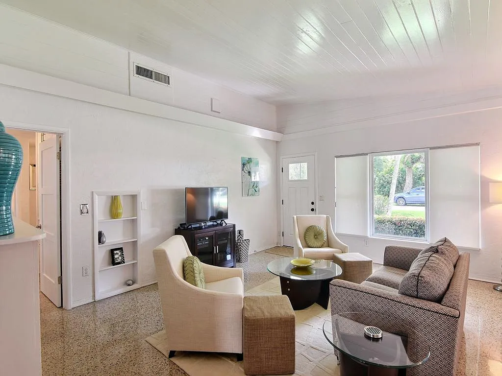 Building Photo - 641 Bougainvillea Ln