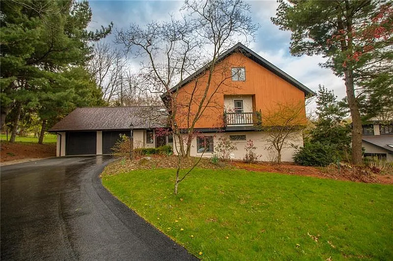 578 Thomas St photo 1
