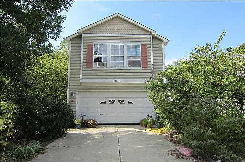 3 bed, 2.5 bath, 1606 sqft, $1,845 — Photo 1