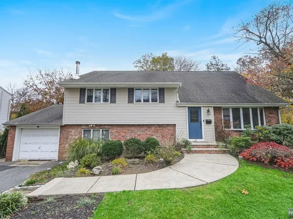 17 Elf Hill Ct, Township Of Washington, NJ 07676
