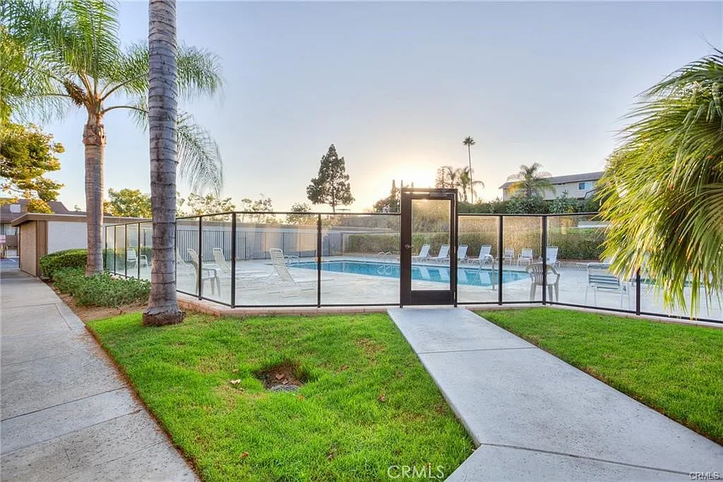 2 bed, 932 sqft, $2,750 — Photo 2