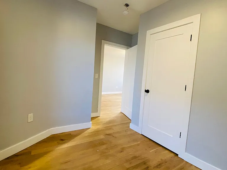 84 Romaine Ave #10 — Photo 6