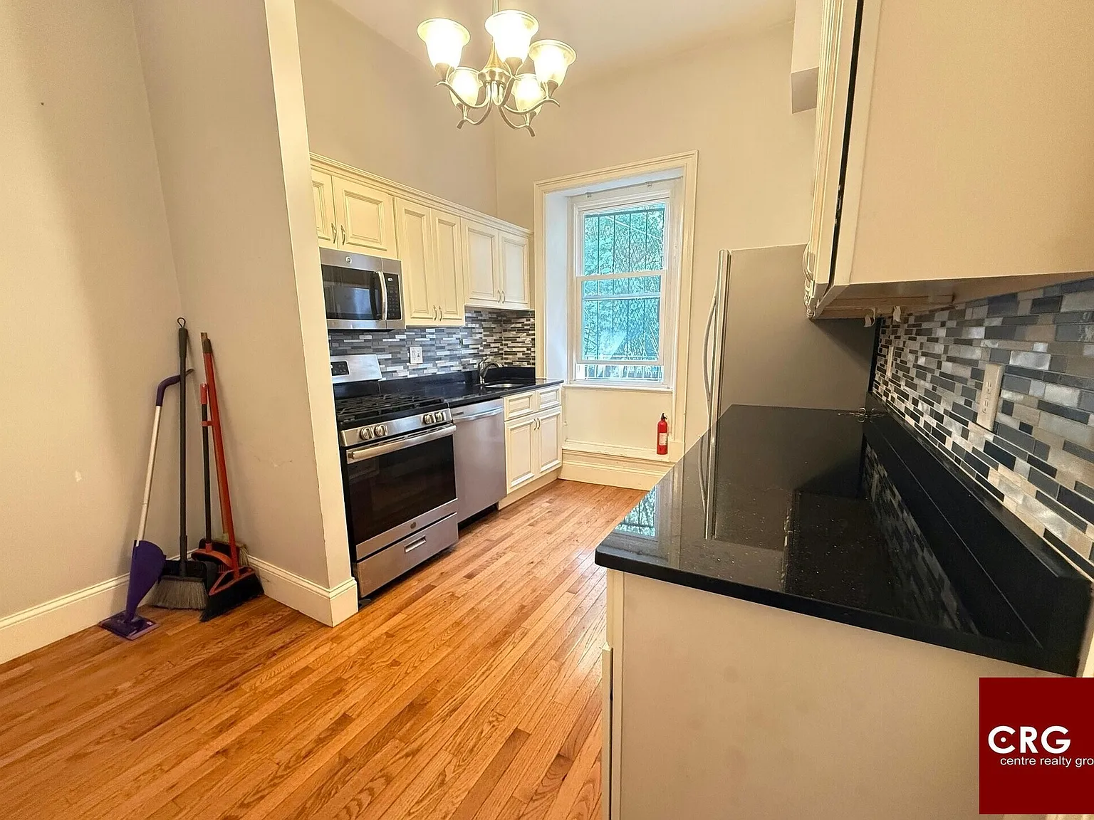4 bed, 1.0 bath, 1200 sqft, $4,900 — Photo 2