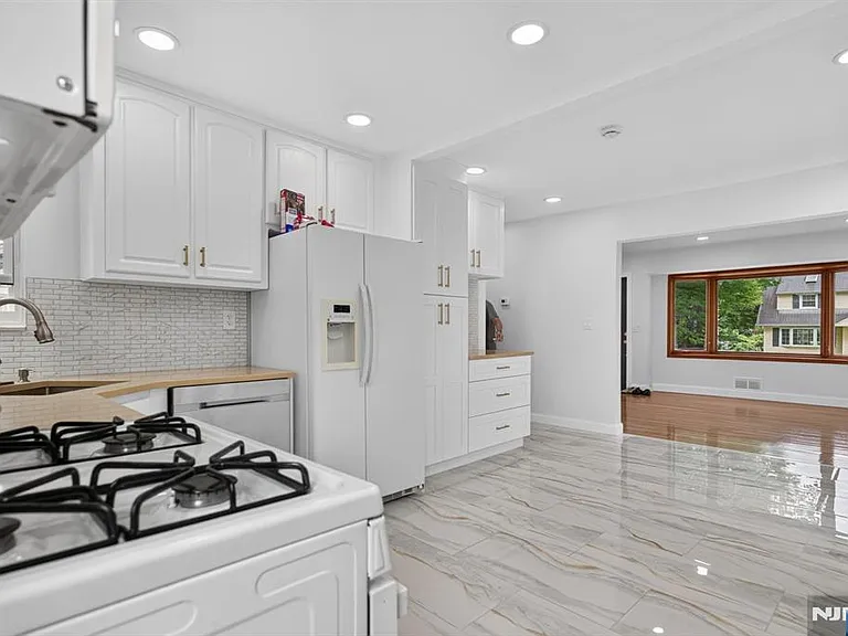 670 John St — Photo 10