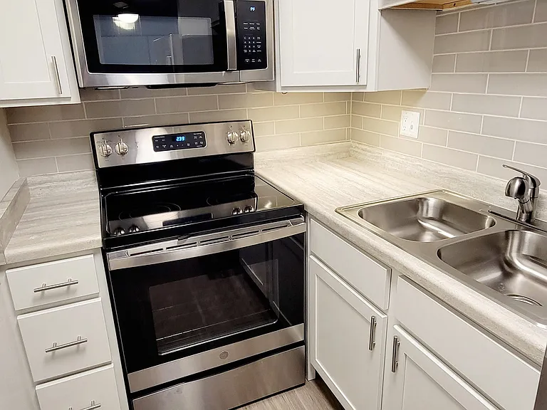 Lisle Station Apartments — Photo 10