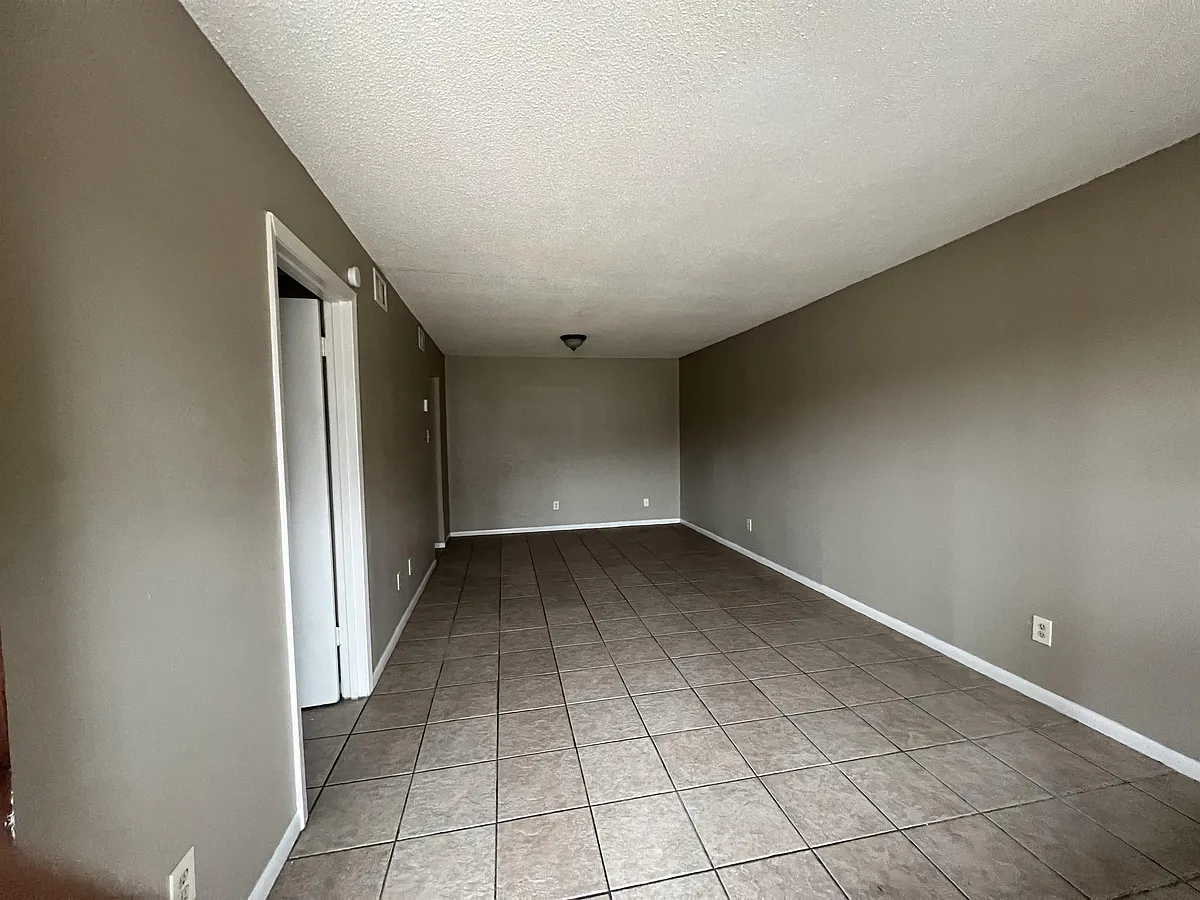Building Photo - 1012 Wells Cir #8