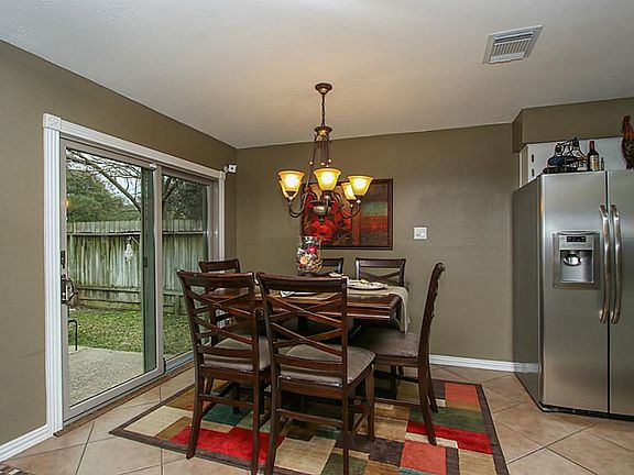 Breakfast Area overlooking back yard and "recent" new Windows!