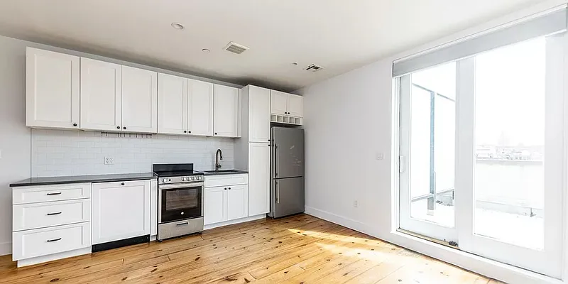 Rented by PREMIUM US INC | media 11