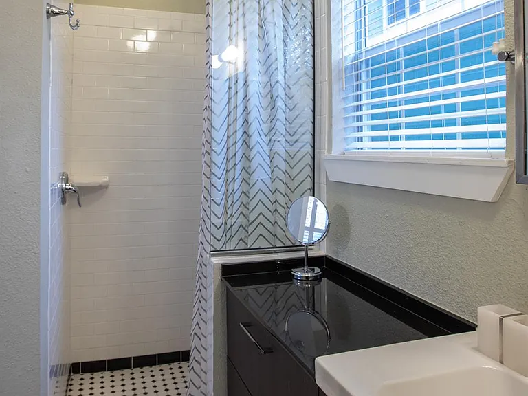702 W North Loop Blvd — Photo 8