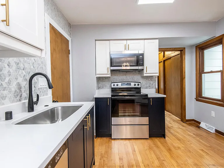 3500 S Clement Ave — Photo 5