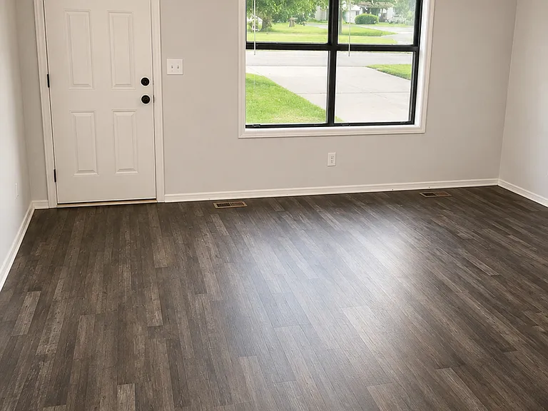 1301 E Oak St — Photo 3