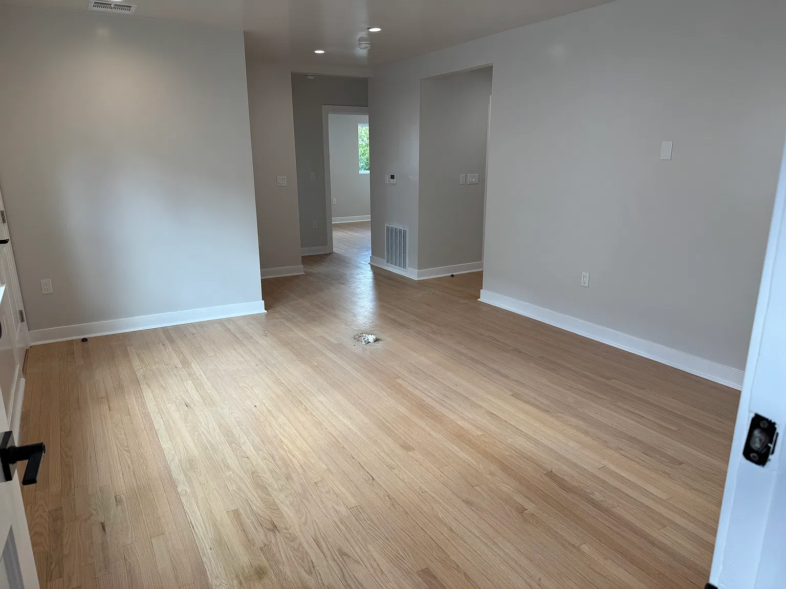 2 bed, 1100 sqft, $3,300 — Photo 3