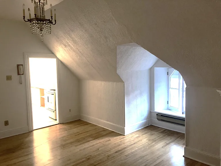 292 Frank St — Photo 1