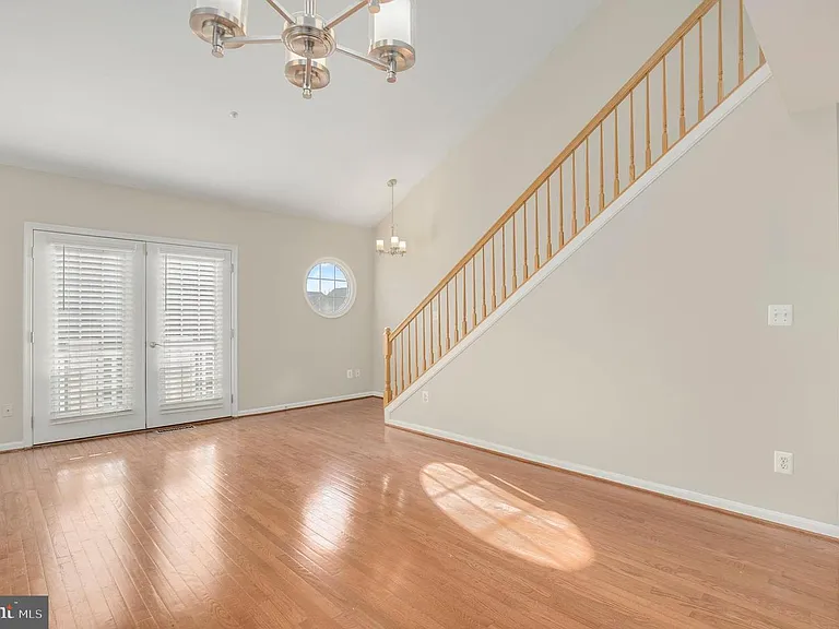 EXPANSIVE OPEN LAYOUT