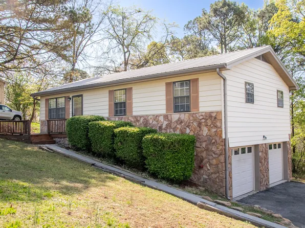 923 Crest Dr, Chickamauga, GA 30707