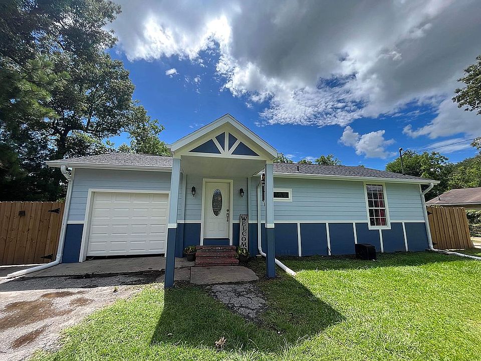 1st image of 2209 8th St