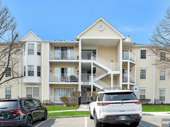 994 Boxwood Ct, Mahwah, NJ 07430