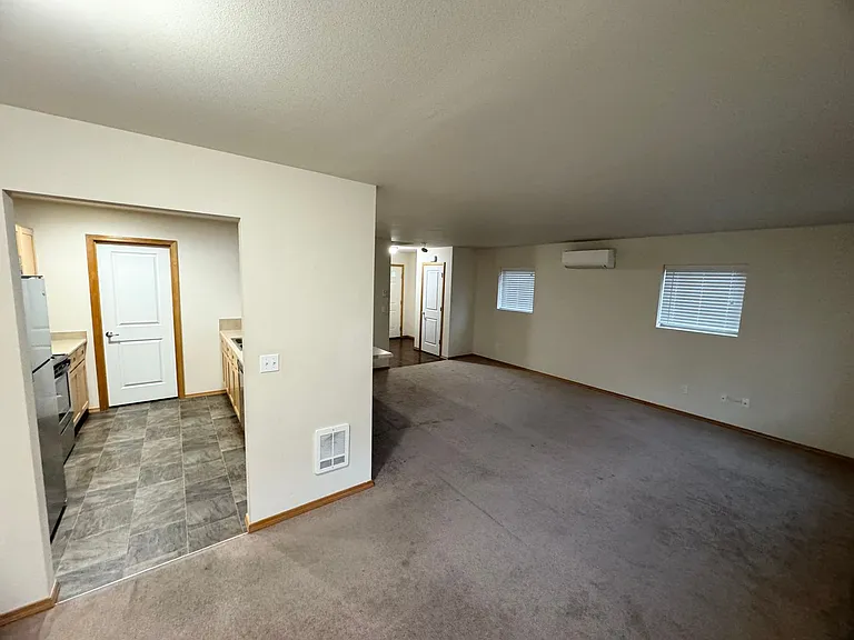 421 NE Ohenry Ct — Photo 6