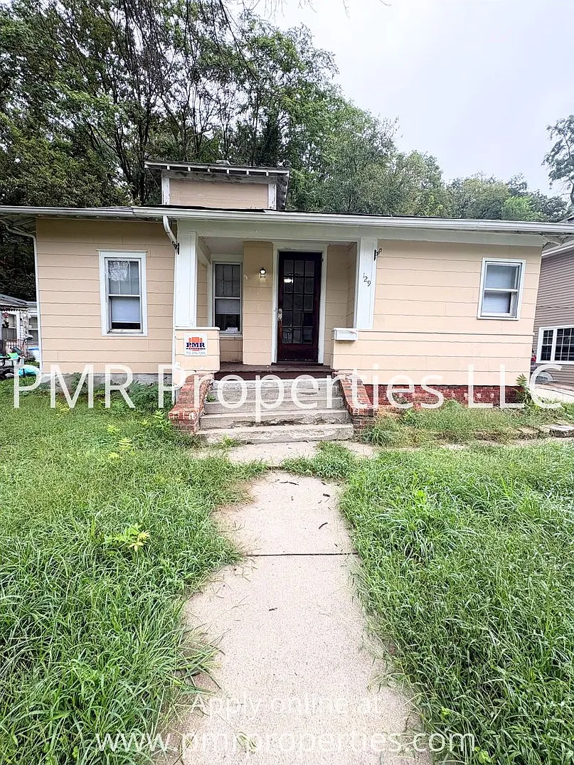 3 Bedrooms / 1 Bathroom House — Photo 1
