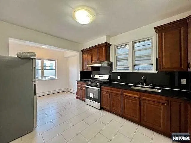 3 bed, 1.5 bath, $3,500 — Photo 3