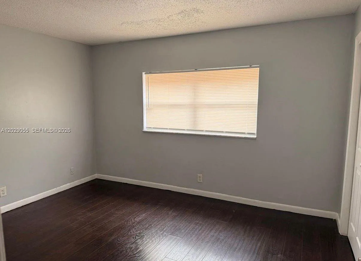 Royal Oaks Townhouse 2 Co — Photo 2