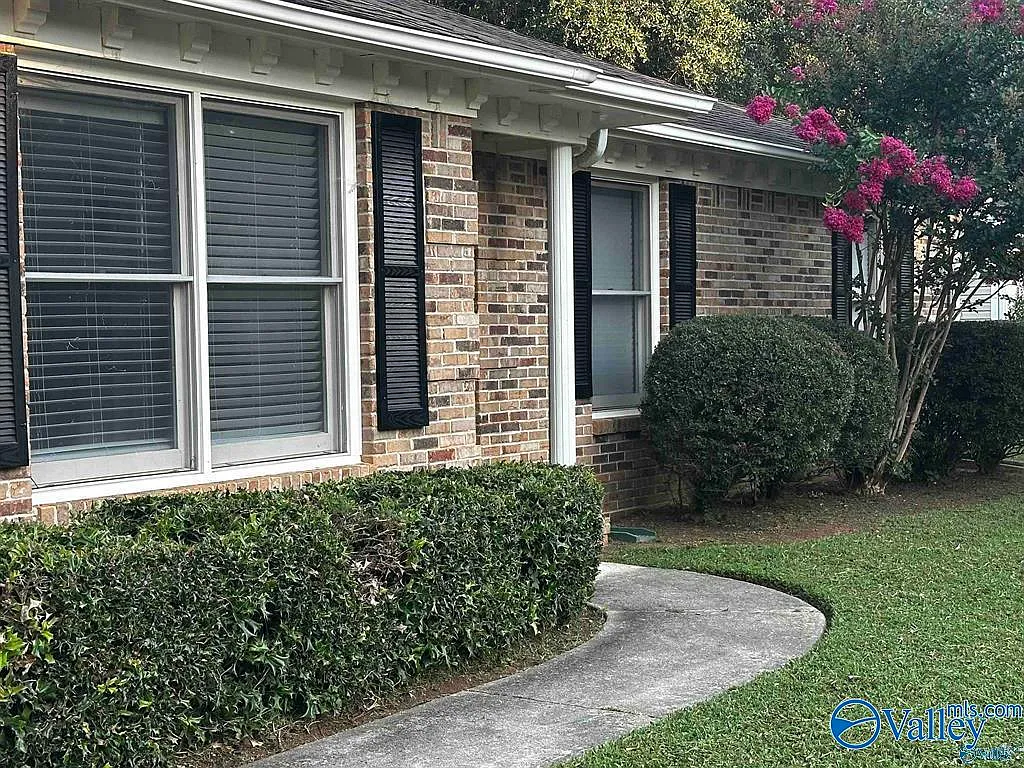 3 bed, 2.0 bath, 1695 sqft, $1,750 — Photo 3