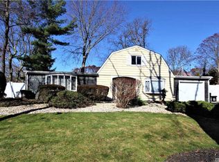 23 Radburn Dr, Farmingville, NY 11738