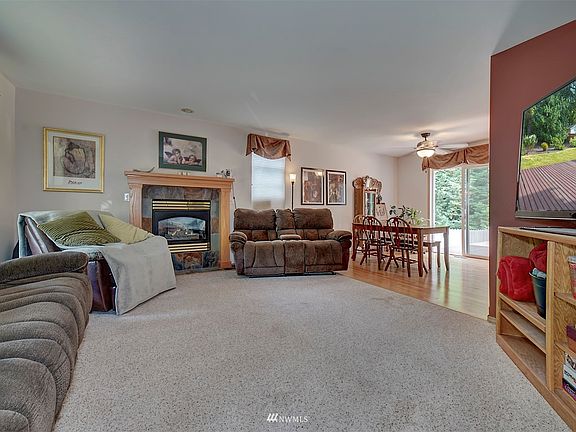 3rd image of 1273 NE Gilmax Ln