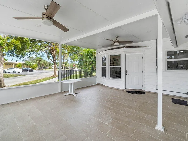 2233 Dock St — Photo 32