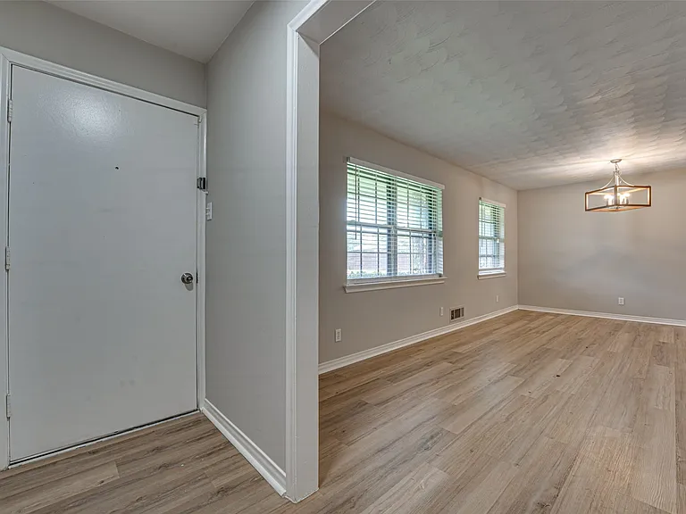 825 Branch Dr — Photo 2
