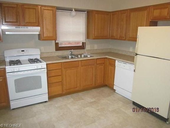 Bright kitchen (available unit as stainless steel appliances