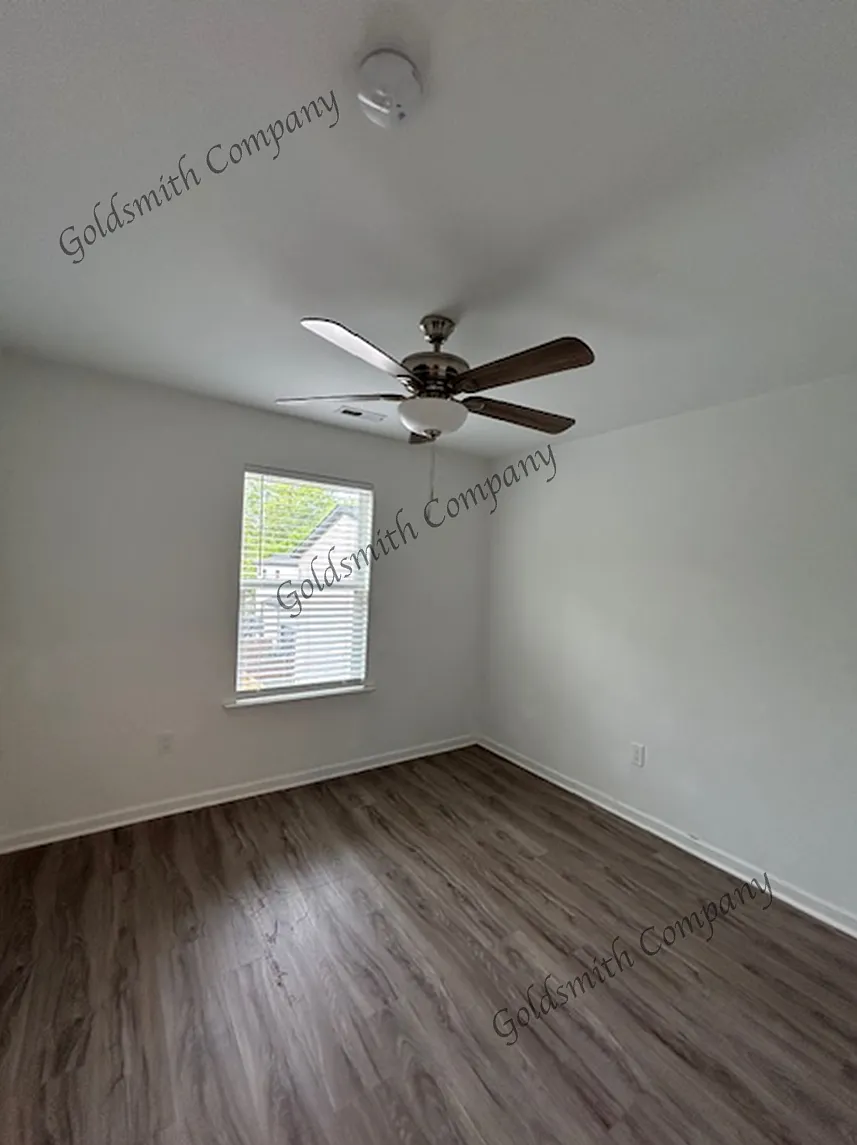 705 W Parker Rd — Photo 4