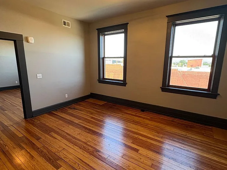 302 Commercial St — Photo 5
