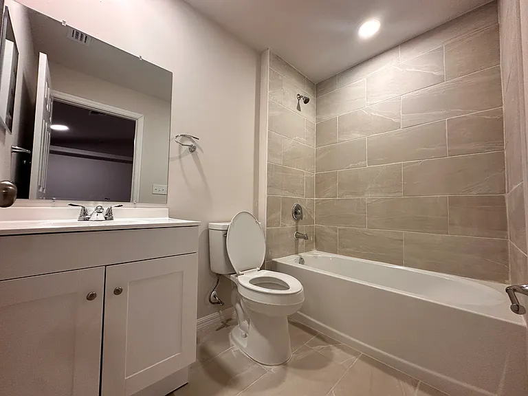 1421 NE 8th Pl — Photo 9